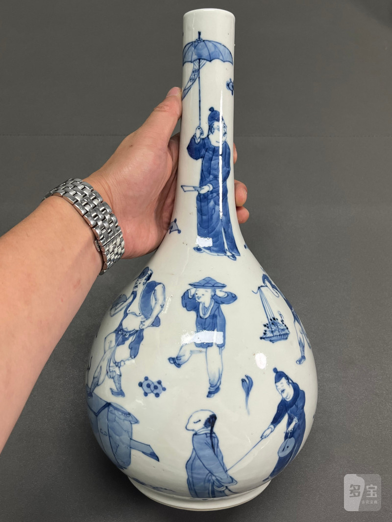 清晚期  青花市井人物故事图胆瓶（一对） - 图6